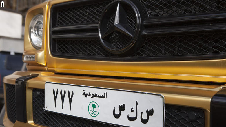 بە وێنە.. ئۆتۆمبێلە زیڕینەکانی سعوودییەکان لە لەندەن هەرایان ناوەتەوە